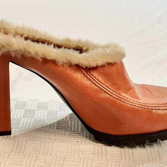Size 8.5 Medium XOXO Dark Tan Leather Saddle Clogs with Fur Edge & Microsuede In - Picture 4 of 11